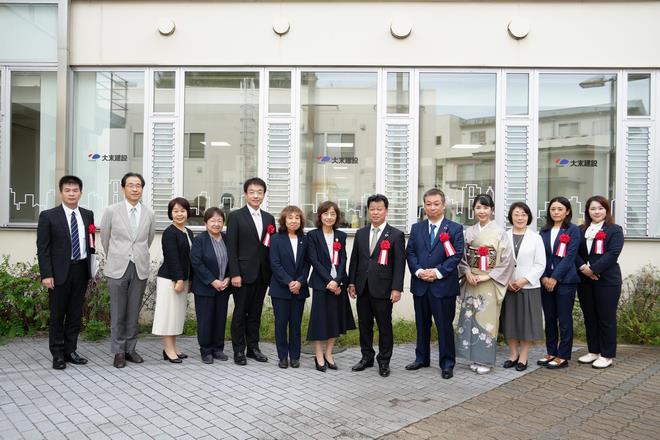 大末建設株式会社のロゴと街並みの意匠が施されたミニコモンズの外観