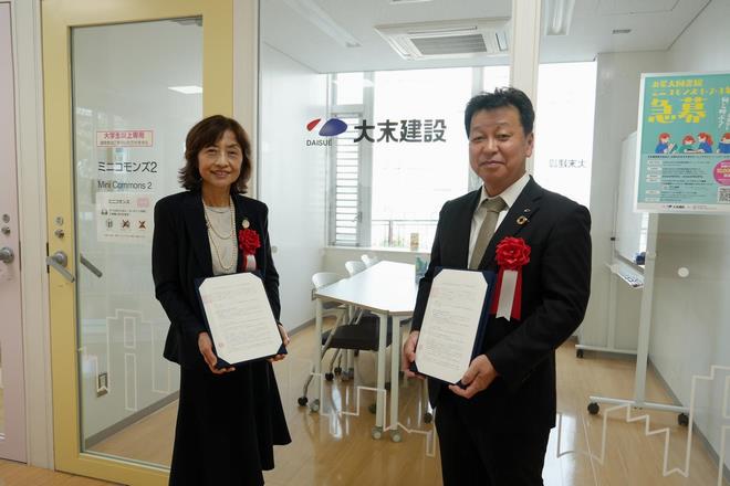 愛称を公募中のミニコモンズで 佐々木学長(左)と大末建設株式会社 村尾代表取締役社長(右)